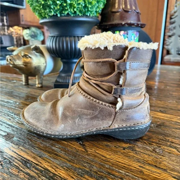 Ugg Cozy Shearling-Lined Ankle Brown Boots Lace Up Caspia Cozy - Picture 2 of 16